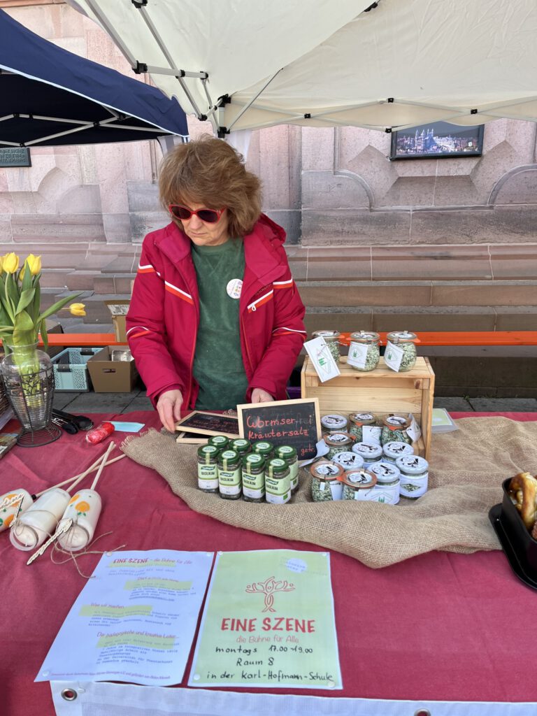 thumbnail_Annette am Infostand